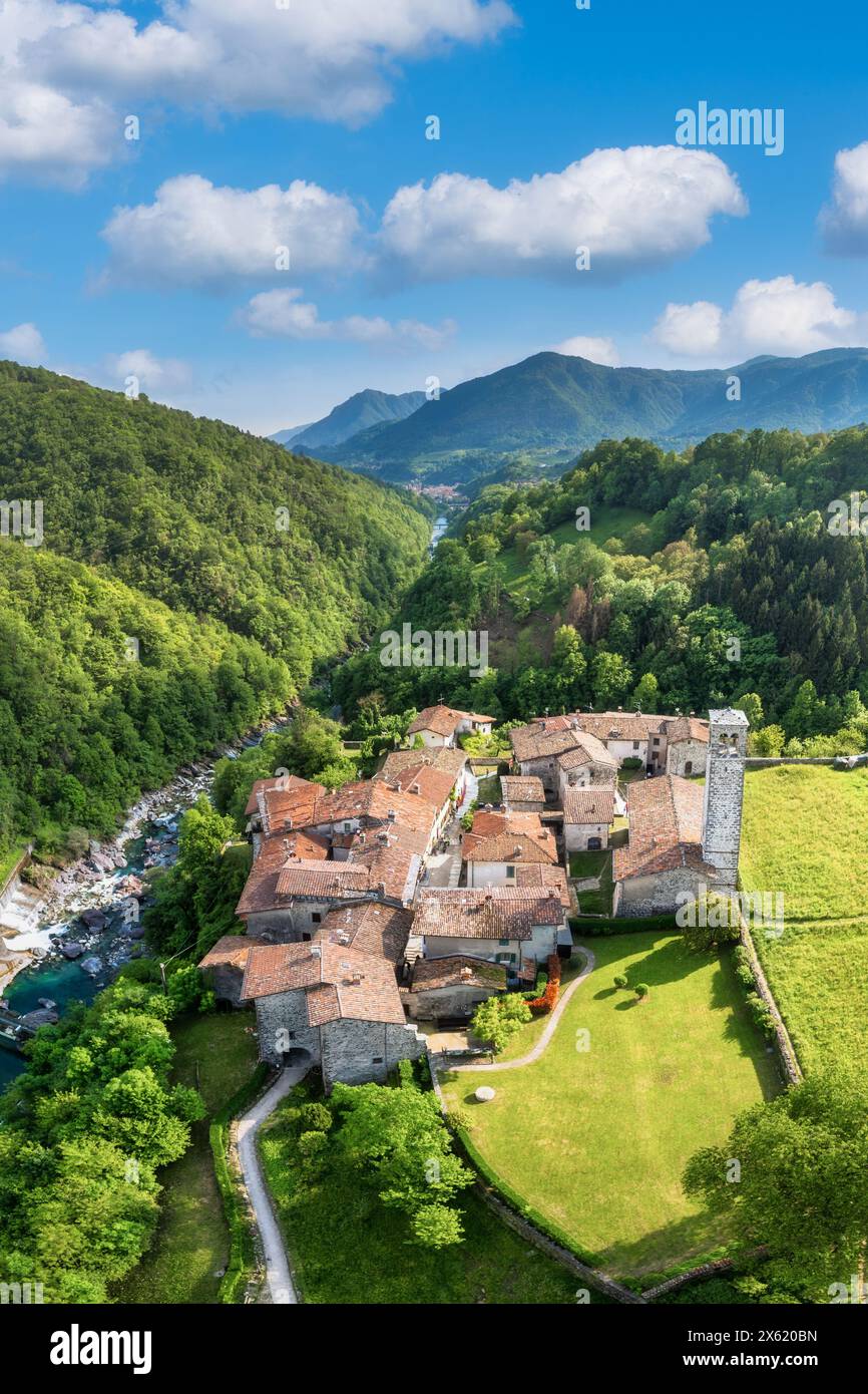 Vue aérienne verticale de Cornello dei Tasso, ancien village de la vallée de Brembana, province de Bergame, Lombardie, Italie Banque D'Images