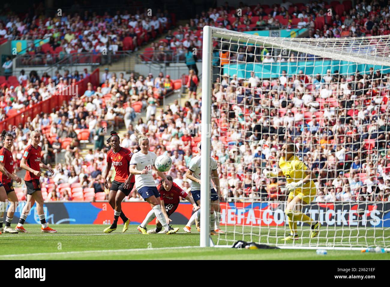 Londres, Royaume-Uni. 12 mai 2024. Rachel Williams de Manchester United marquant son but pour faire 2-0 lors de la finale de Manchester United Women v Tottenham Hotspur Women's FA Cup au stade de Wembley, Londres, Angleterre, Royaume-Uni le 12 mai 2024 Credit : Every second Media/Alamy Live News Banque D'Images