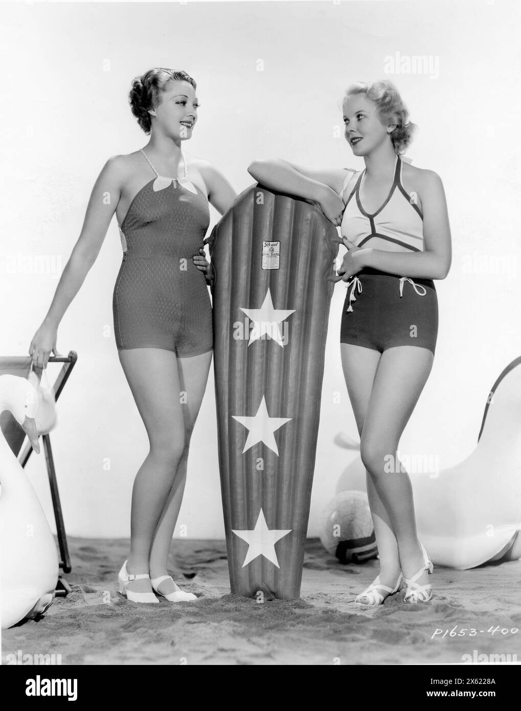 Portrait publicitaire de KATHLEEN BURKE (la femme panthère) et de la jeune actrice britannique IDA LUPINO 1935 Paramount Pictures Banque D'Images