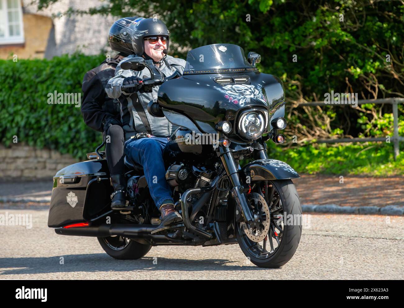 Stoke Goldington, UK - 11 mai 2024 : 2019 Harley Davidson FLHXS Street Glide SP1868 19 moto sur une route britannique Banque D'Images