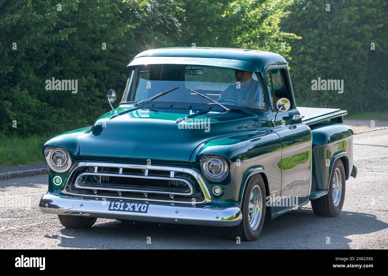 Stoke Goldington, Royaume-Uni - 12 mai 2024 : camion Chevrolet vert 1956 conduisant sur une route britannique Banque D'Images