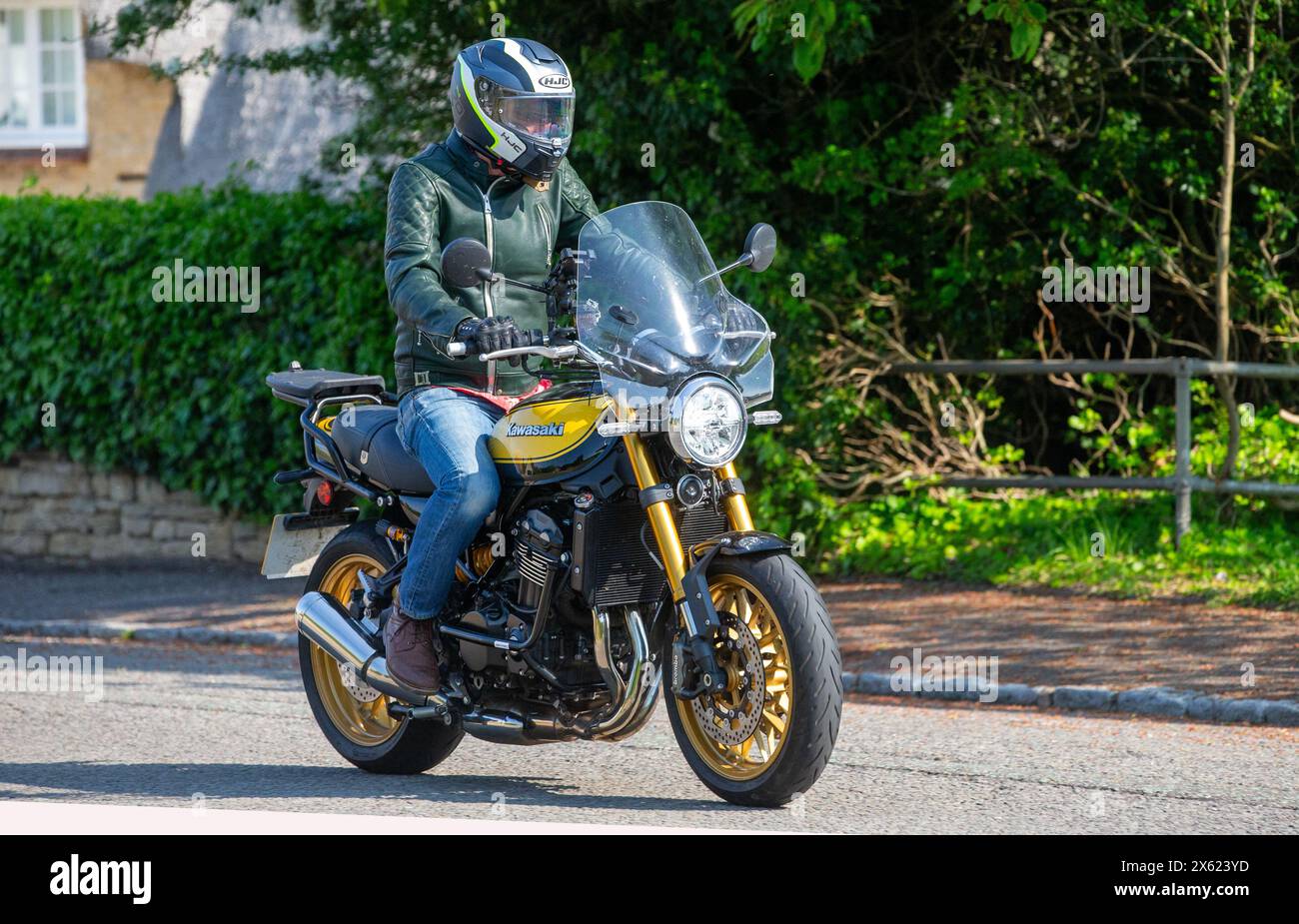 Stoke Goldington, Royaume-Uni - 11 mai 2024 : 2022 Kawasaki ZR 900 Npfnb moto conduisant sur une route britannique Banque D'Images
