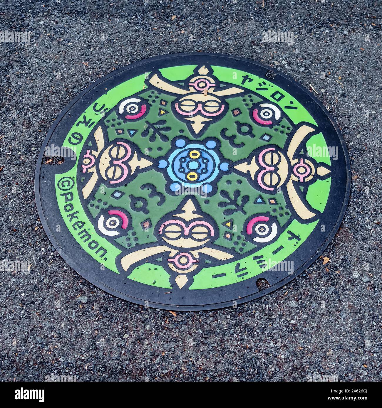 Kurashiki, Japon - 14 avril 2024 : Pokemon Utility Hole Cover sur le sol au Japon, photo Focus sur le couvercle de trou d'homme en acier pour le drainage Banque D'Images