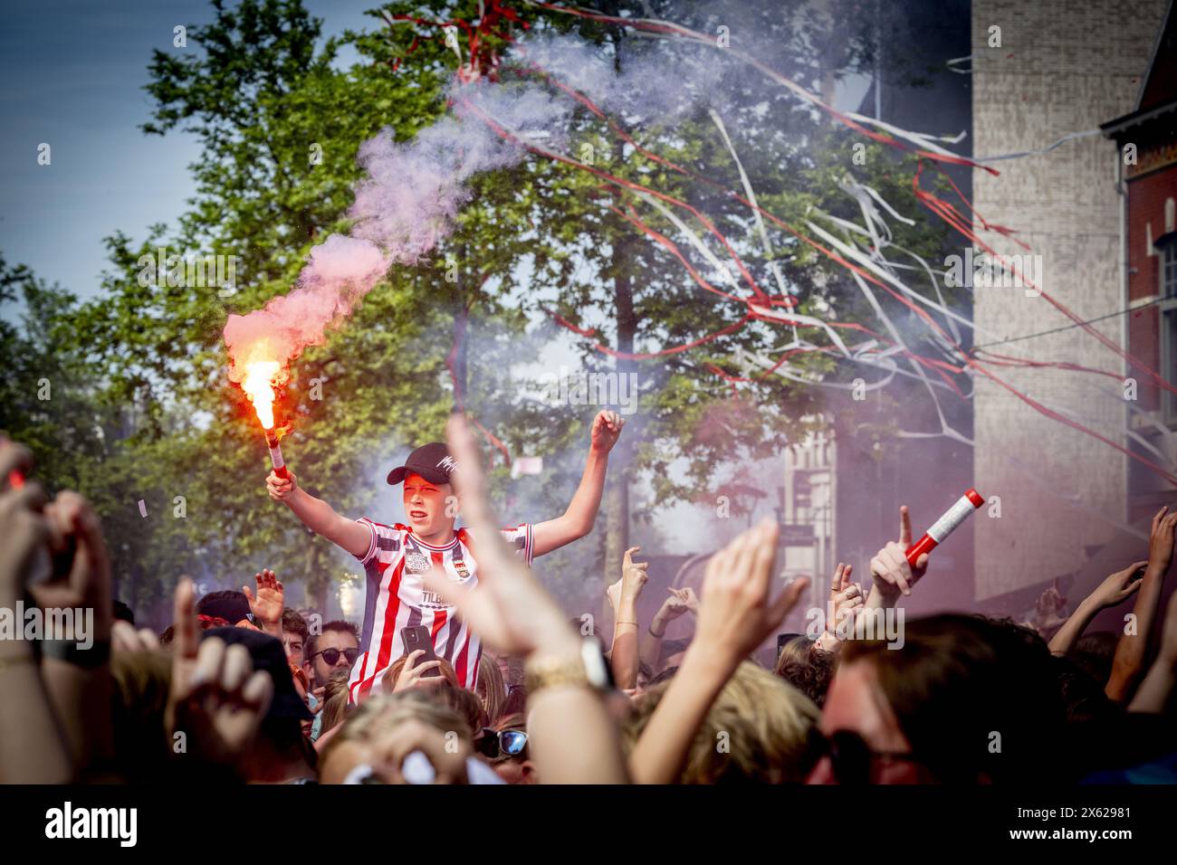 TILBURG - les supporters célèbrent et attendent que Willem II soit honoré. Le club de football de Tilburg est champion de la division Kitchen Champion et promu à l'Eredivisie. ANP ROBN UTRECHT Banque D'Images