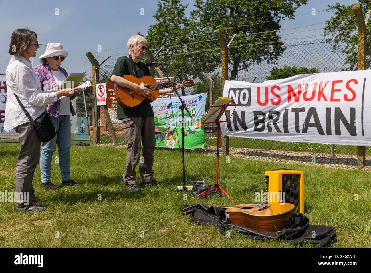 Lakenheath, Royaume-Uni. 11 mai 2024. Des partisans du CND chrétien prennent part à une manifestation devant la porte principale de la RAF Lakenheath. Les manifestants ont appelé le gouvernement britannique à refuser la livraison de bombes nucléaires américaines B61-12 à la base et ont lu une déclaration demandant que la base et ses environs soient désignées comme zone exempte d'armes nucléaires. Il faisait partie d'une journée nationale d'action de la CND. Crédit : Mark Kerrison/Alamy Live News Banque D'Images