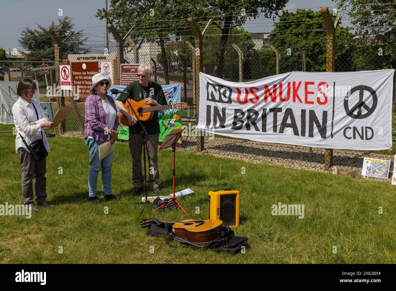 Lakenheath, Royaume-Uni. 11 mai 2024. Des partisans du CND chrétien prennent part à une manifestation devant la porte principale de la RAF Lakenheath. Les manifestants ont appelé le gouvernement britannique à refuser la livraison de bombes nucléaires américaines B61-12 à la base et ont lu une déclaration demandant que la base et ses environs soient désignées comme zone exempte d'armes nucléaires. Il faisait partie d'une journée nationale d'action de la CND. Crédit : Mark Kerrison/Alamy Live News Banque D'Images