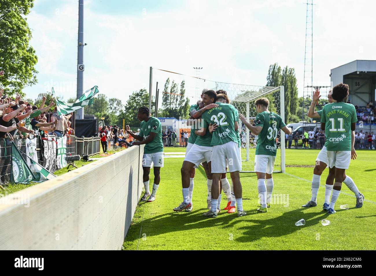 Deinze, Belgique. 12 mai 2024. Les joueurs de Lommel célèbrent après avoir marqué lors d'un match de football entre KMSK Deinze et Lommel SK, dimanche 12 mai 2024 à Deinze, la deuxième étape de la demi-finale de la promotion à l'issue de la deuxième division 'Challenger Pro League' 2023-2024 du championnat belge. BELGA PHOTO DAVID PINTENS crédit : Belga News Agency/Alamy Live News Banque D'Images