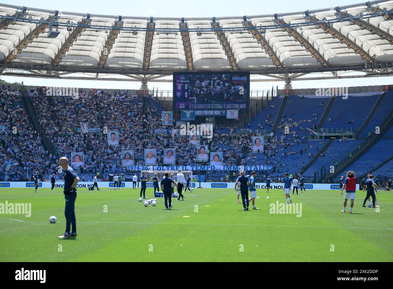 Stadio Olimpico, Rome, Italie. 12 mai 2024. Série A Football ; Lazio versus Empoli ; les fans du Lazio affichent les bannières des champions italiens 1974 crédit : action plus Sports/Alamy Live News Banque D'Images