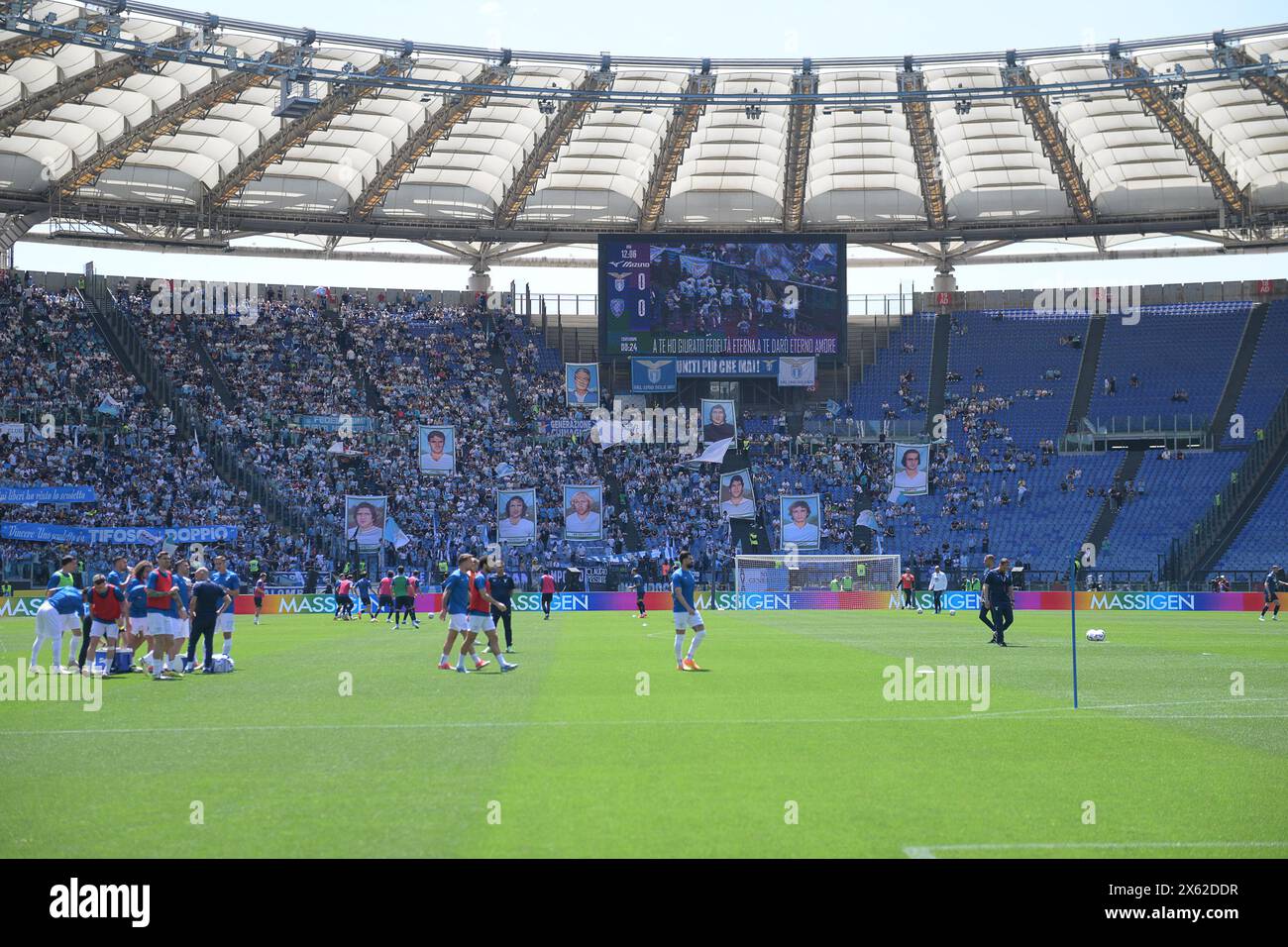 Stadio Olimpico, Rome, Italie. 12 mai 2024. Série A Football ; Lazio versus Empoli ; les fans du Lazio affichent les bannières des champions italiens 1974 crédit : action plus Sports/Alamy Live News Banque D'Images