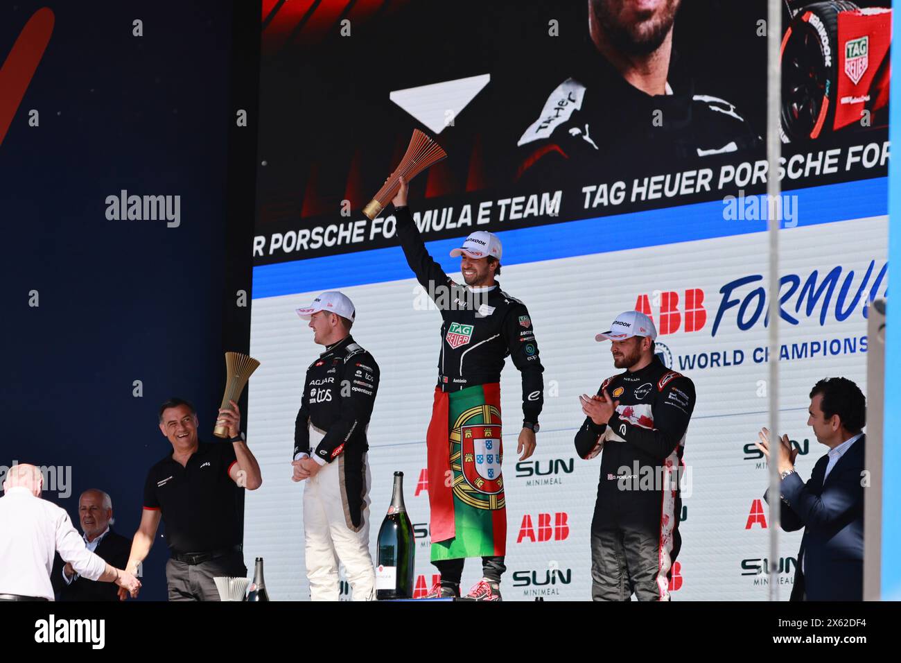 Allemagne, Berlin, 12 mai 2024. Nick Cassidy, António Félix da Costa et Oliver Rowland lors de la cérémonie de remise des prix. António Félix da Costa de Tag Heuer Porsche Formula E Team remporte la 10e manche du Championnat ABB FIA Formula E 2023/24. Nick Cassidy de l'équipe Jaguar TCS Racing gagne la deuxième place et Oliver Rowland de l'équipe Nissan Formula E gagne la troisième place. Le Berlin E-Prix 2024 sera à Berlin les 11 et 12 mai 2024 avec une double course pour la dixième fois. La série de courses électriques 2023/2024 aura lieu à l'ancien aéroport de Tempelhof. Crédit : Sven Struck/Alamy Live News Banque D'Images