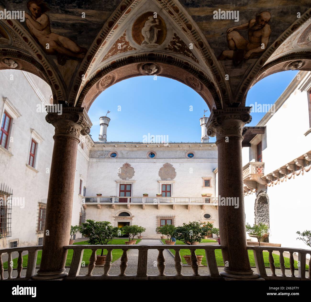 Jardin intérieur avec des agrumes d'un ancien palais médiéval - trente, Trentin Haut-Adige, région du Sudtirol en Italie. Banque D'Images