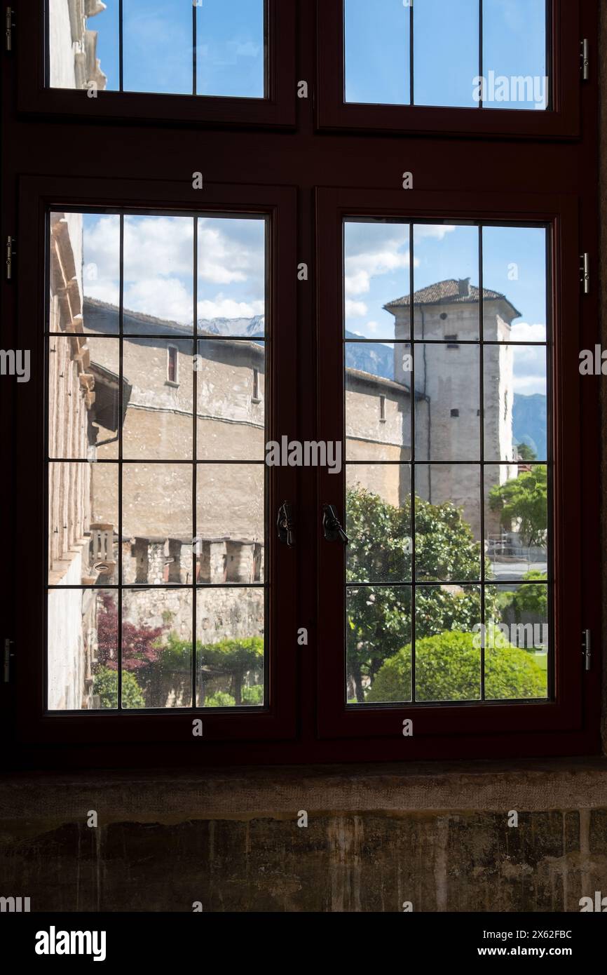 Ancien palais médiéval vu à travers une fenêtre - trente, Trentin Haut-Adige, région du Sudtirol en Italie. Banque D'Images