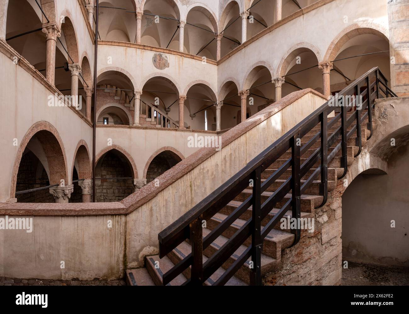 Intérieur d'un ancien bâtiment médiéval plein d'arcs et d'escaliers, trente, Trentin Haut-Adige, région du Sudtirol en Italie. Banque D'Images