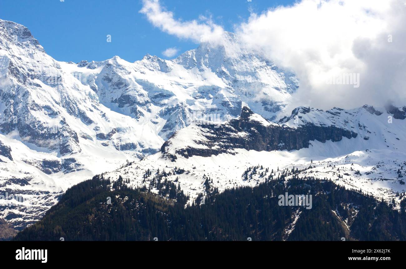 Montagnes alpines en Suisse. Pic enneigé contre le ciel bleu. Station touristique. La nature en Europe Banque D'Images