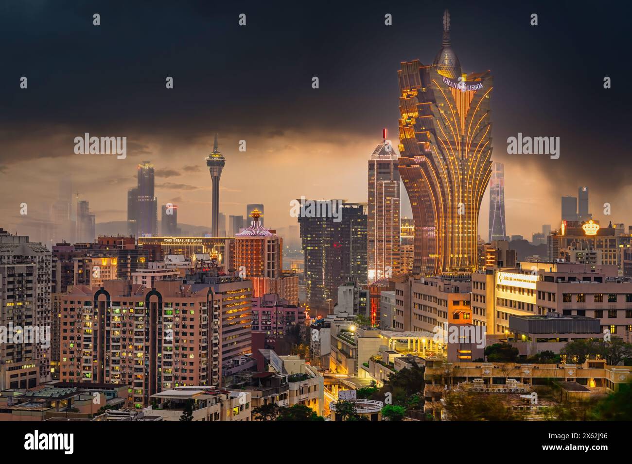 Macao, 8 avril 2024 : panorama nocturne du centre-ville de Macao en Chine Banque D'Images