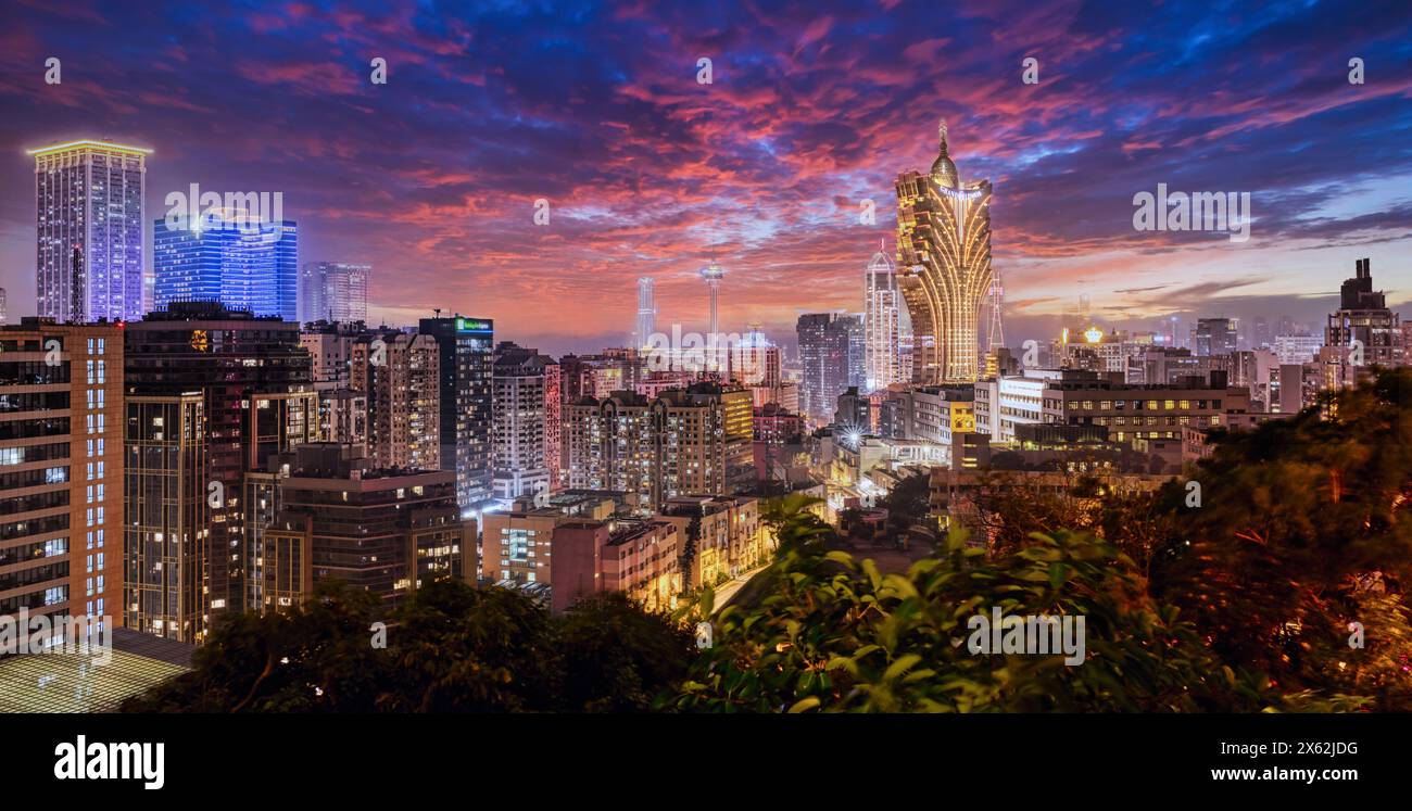 Macao, 8 avril 2024 : panorama nocturne du centre-ville de Macao en Chine Banque D'Images