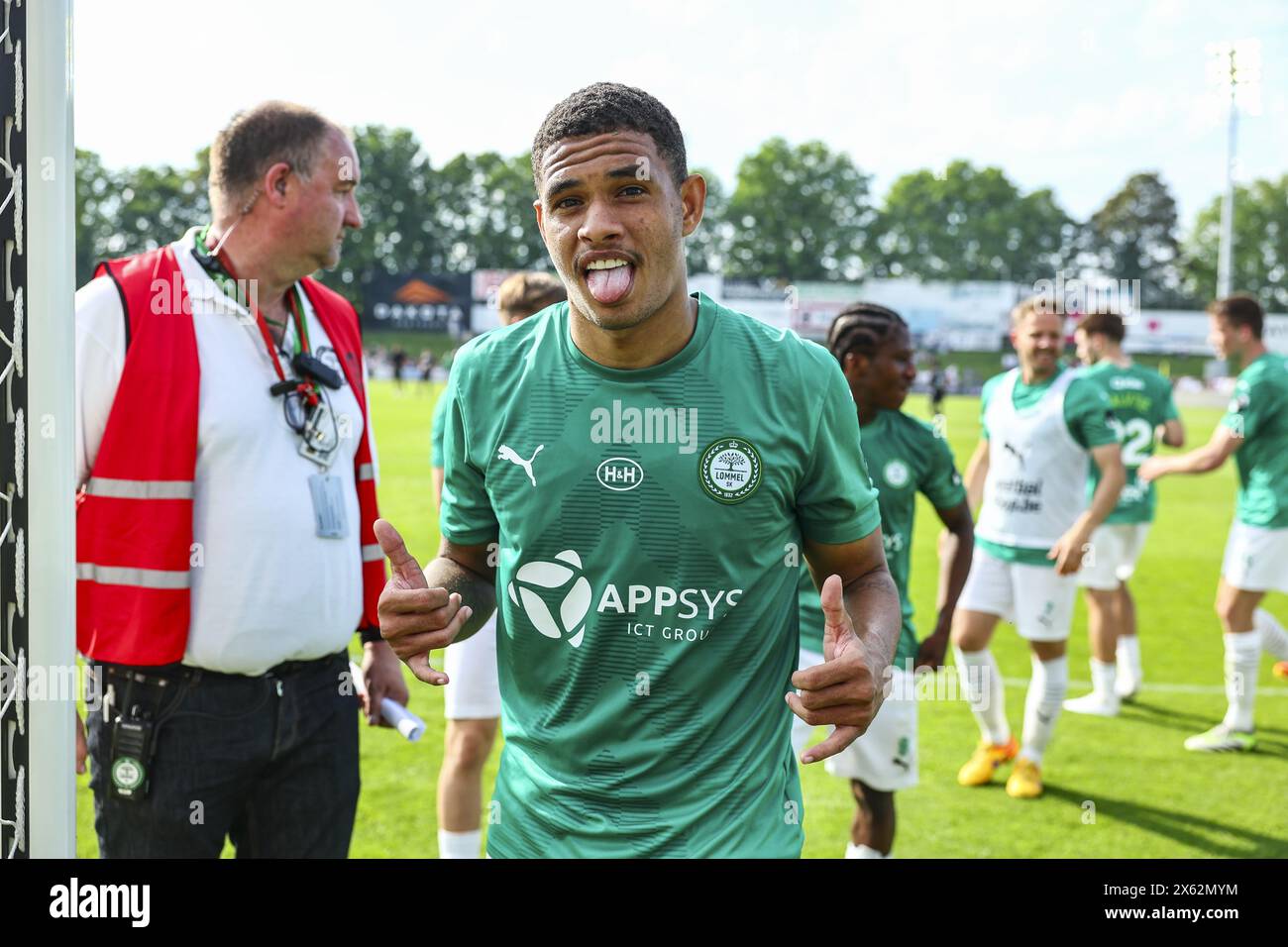 Deinze, Belgique. 12 mai 2024. Les joueurs de Lommel célèbrent après avoir remporté un match de football entre KMSK Deinze et Lommel SK, dimanche 12 mai 2024 à Deinze, la deuxième étape de la demi-finale de la promotion à l'issue de la deuxième division 'Challenger Pro League' 2023-2024 du championnat belge. BELGA PHOTO DAVID PINTENS crédit : Belga News Agency/Alamy Live News Banque D'Images