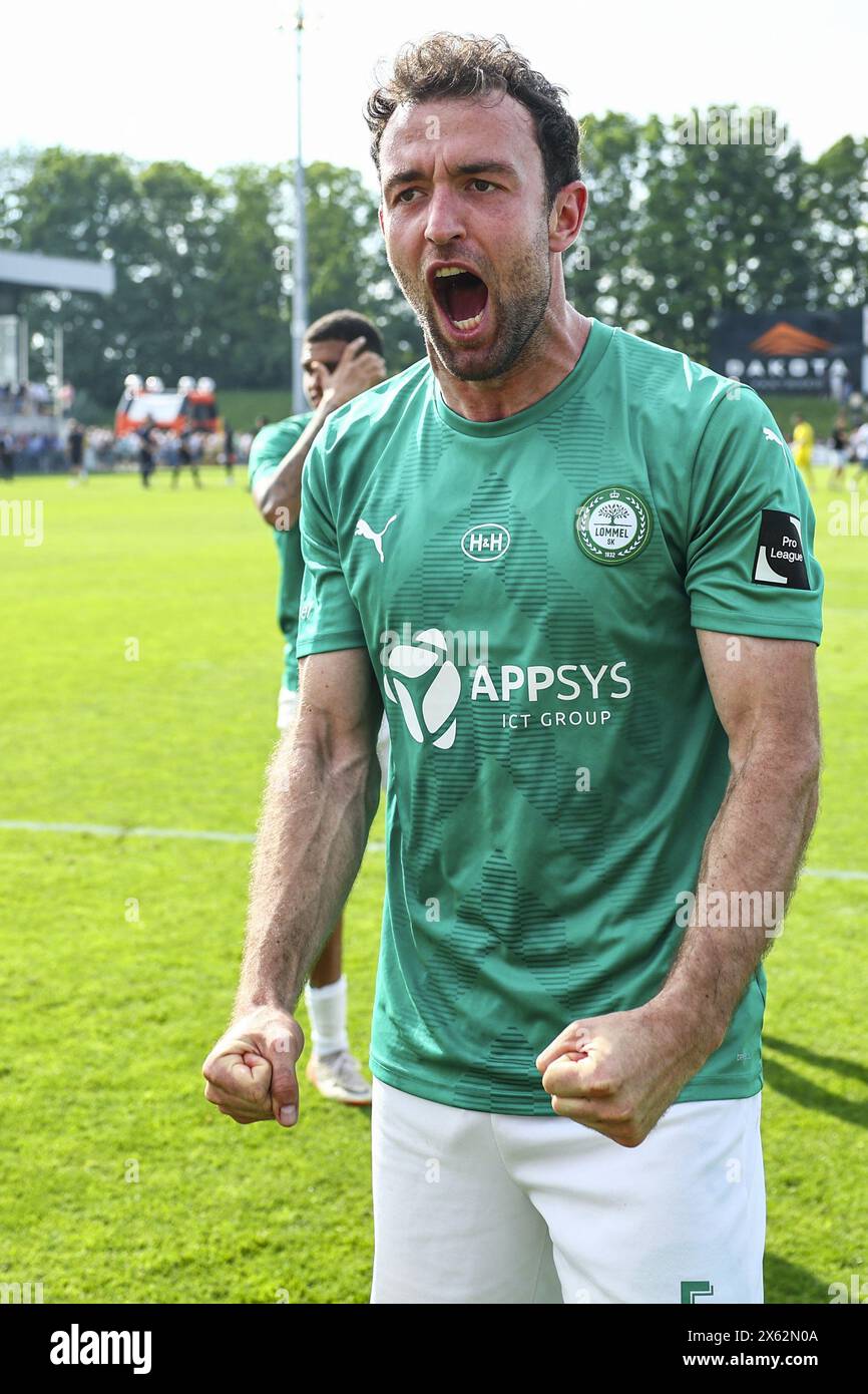 Deinze, Belgique. 12 mai 2024. Les Dries Wouters de Lommel célèbrent après avoir remporté un match de football entre KMSK Deinze et Lommel SK, dimanche 12 mai 2024 à Deinze, la deuxième étape de la demi-finale de la promotion à l'issue de la deuxième division 'Challenger Pro League' 2023-2024 du championnat belge. BELGA PHOTO DAVID PINTENS crédit : Belga News Agency/Alamy Live News Banque D'Images