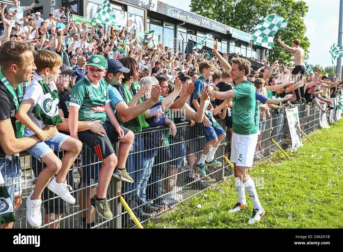 Deinze, Belgique. 12 mai 2024. Glenn Neven de Lommel célèbre après avoir remporté un match de football entre KMSK Deinze et Lommel SK, dimanche 12 mai 2024 à Deinze, la deuxième étape de la demi-finale de la promotion à l'issue de la deuxième division 'Challenger Pro League' 2023-2024 du championnat belge. BELGA PHOTO DAVID PINTENS crédit : Belga News Agency/Alamy Live News Banque D'Images