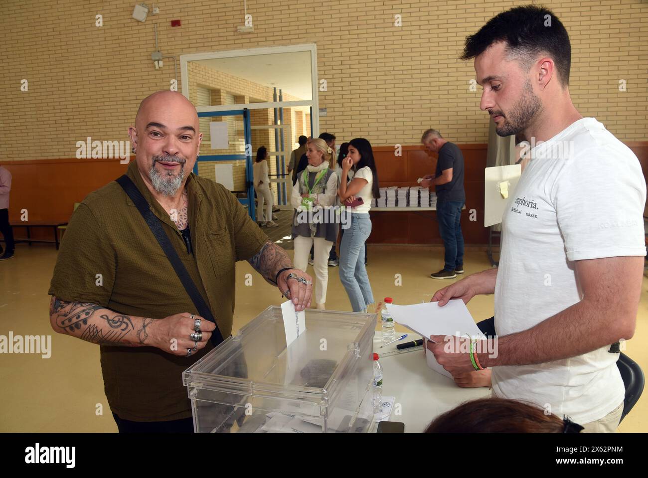 Vendrell, Espagne. 12 mai 2024. Un homme vote pour élire le Président de la Catalogne dans une urne dans un bureau de vote à Vendrell plus de 5,7 millions de Catalans peuvent voter dans les bureaux de vote pour élire leurs représentants au Président de la Catalogne et leurs représentants au Parlement de Catalogne pour les quatre prochaines années. Crédit : SOPA images Limited/Alamy Live News Banque D'Images