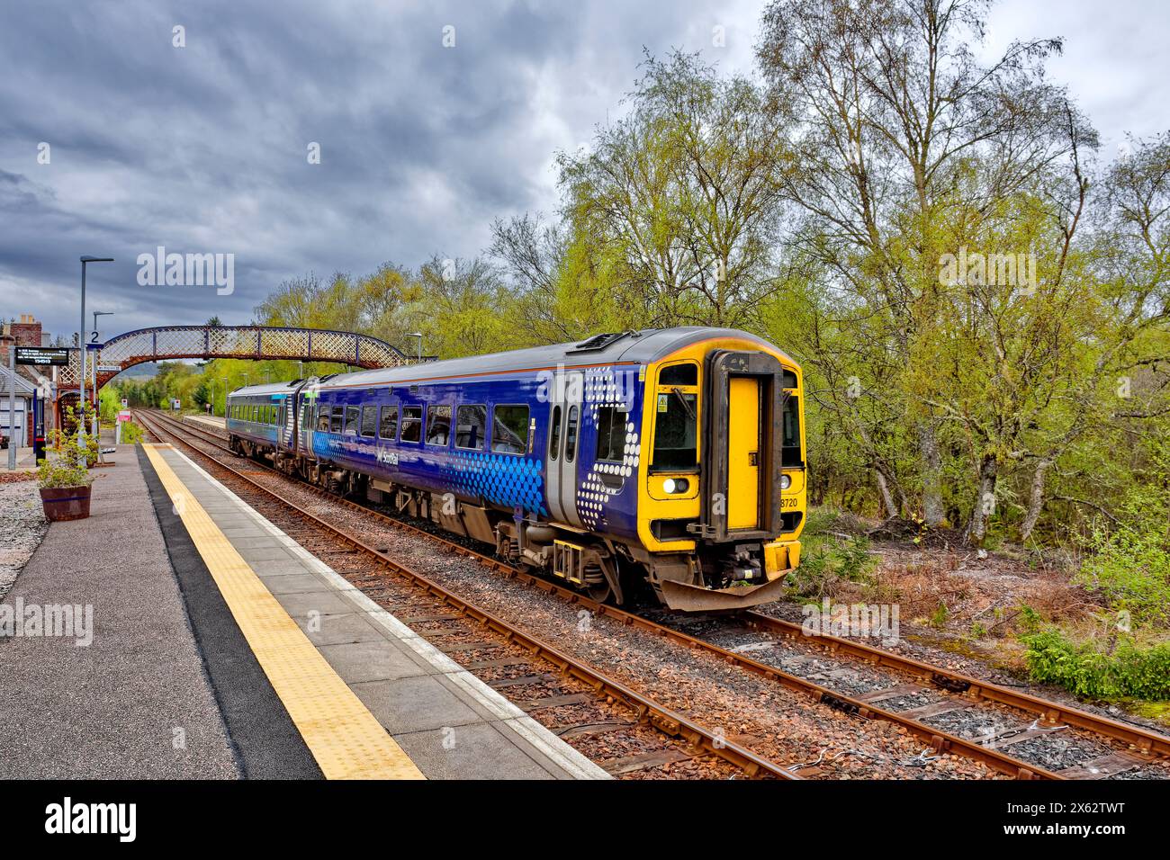 Train ScotRail au départ de la gare de Lairg plate-forme Sutherland Écosse Banque D'Images