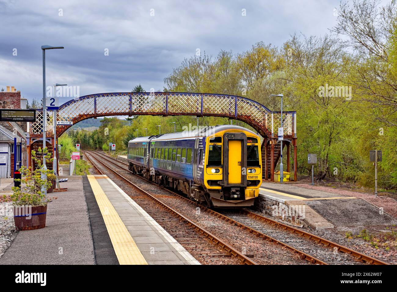 Train ScotRail en attente à la plate-forme de la gare de Lairg Sutherland Écosse Banque D'Images
