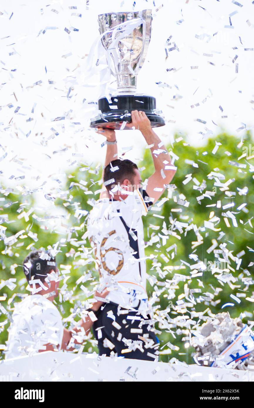 Madrid, Madrid, Espagne. 12 mai 2024. MADRID, ESPAGNE - 12 MAI : Nacho Fernandez du Real Madrid célèbre avec le trophée lors de la célébration du Real Madrid du titre de la Liga à la Plaza de Cibeles le 12 mai 2024 à Madrid, Espagne. (Crédit image : © Alberto Gardin/ZUMA Press Wire) USAGE ÉDITORIAL SEULEMENT! Non destiné à UN USAGE commercial ! Crédit : ZUMA Press, Inc/Alamy Live News Banque D'Images