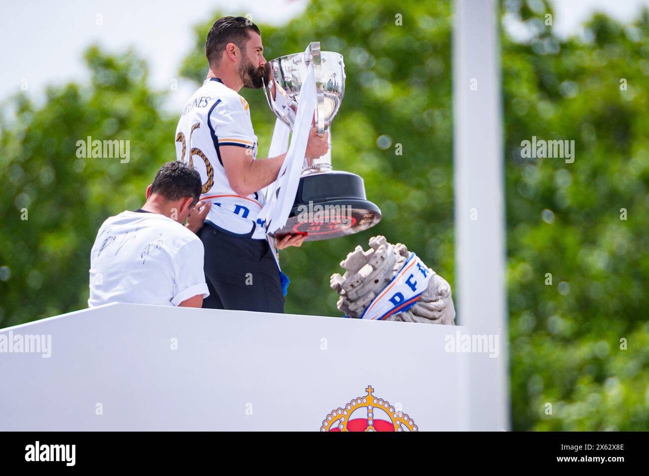 Madrid, Madrid, Espagne. 12 mai 2024. MADRID, ESPAGNE - 12 MAI : Nacho Fernandez du Real Madrid célèbre avec le trophée lors de la célébration du Real Madrid du titre de la Liga à la Plaza de Cibeles le 12 mai 2024 à Madrid, Espagne. (Crédit image : © Alberto Gardin/ZUMA Press Wire) USAGE ÉDITORIAL SEULEMENT! Non destiné à UN USAGE commercial ! Crédit : ZUMA Press, Inc/Alamy Live News Banque D'Images