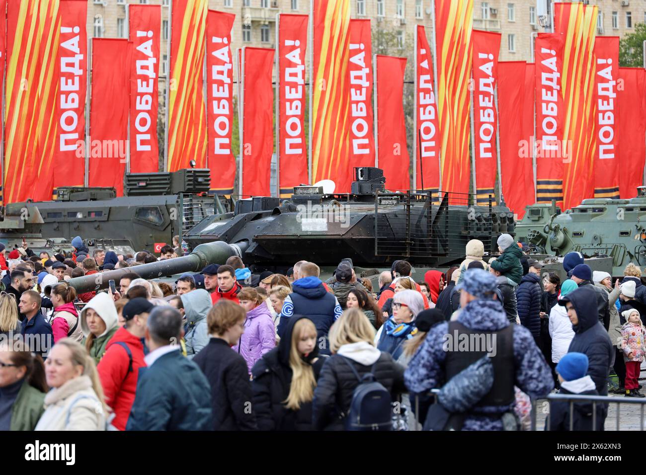Leopard 2a6, char de combat principal et foule de touristes sur l'exposition des trophées militaires de l'armée russe sur la colline de Poklonnaya Banque D'Images