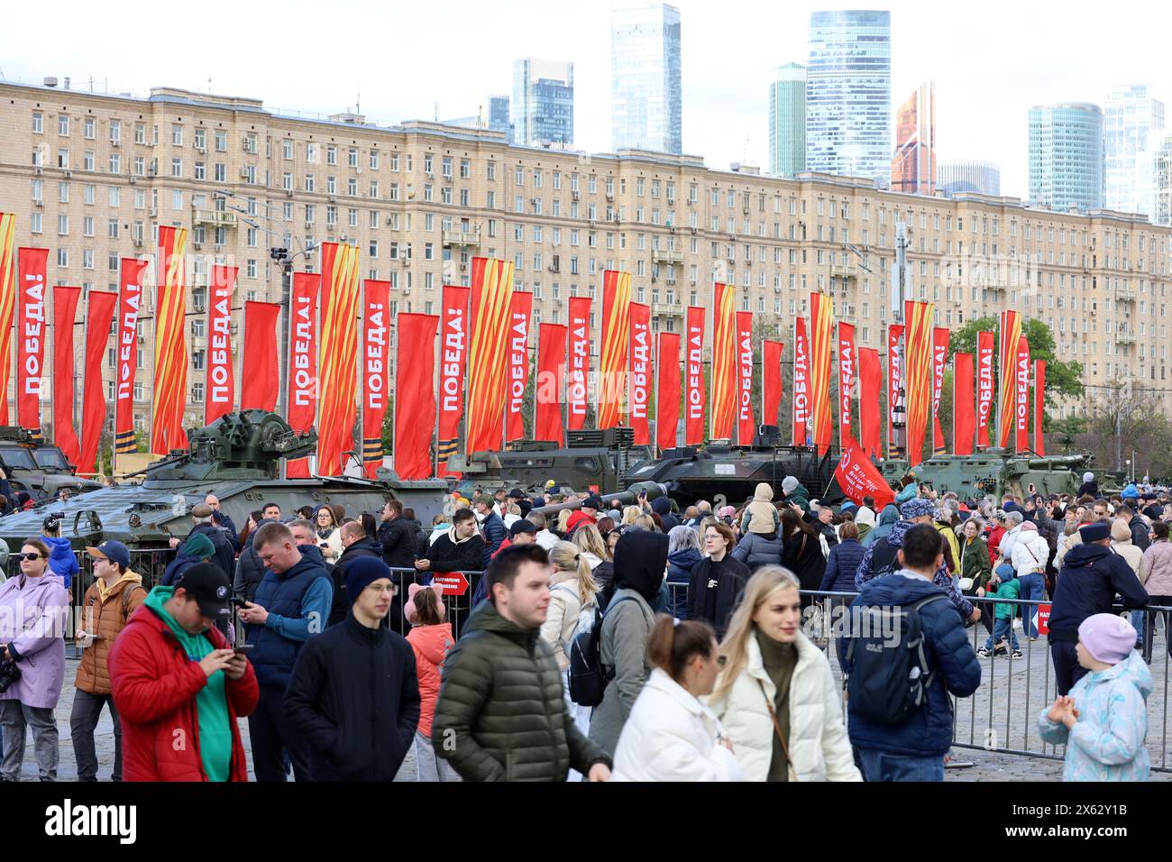Foule de touristes sur l'exposition des trophées militaires de l'armée russe sur la colline de Poklonnaya Banque D'Images