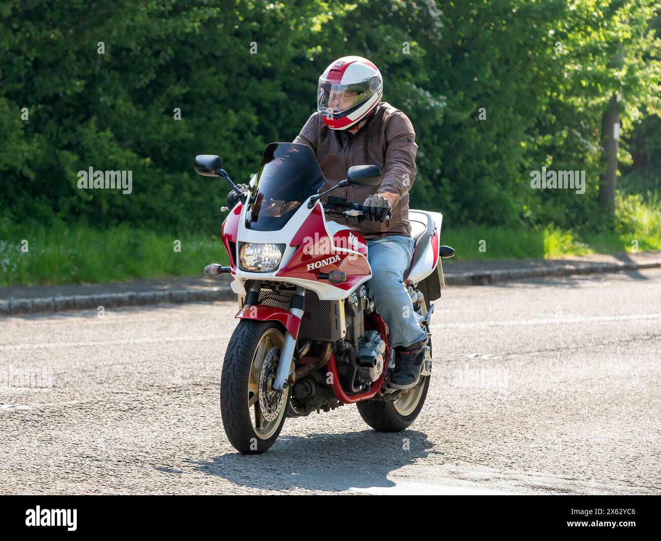 Stoke Goldington, Royaume-Uni - 11 mai 2024 : homme conduisant une Honda CB 1300 2008 sur une route britannique Banque D'Images