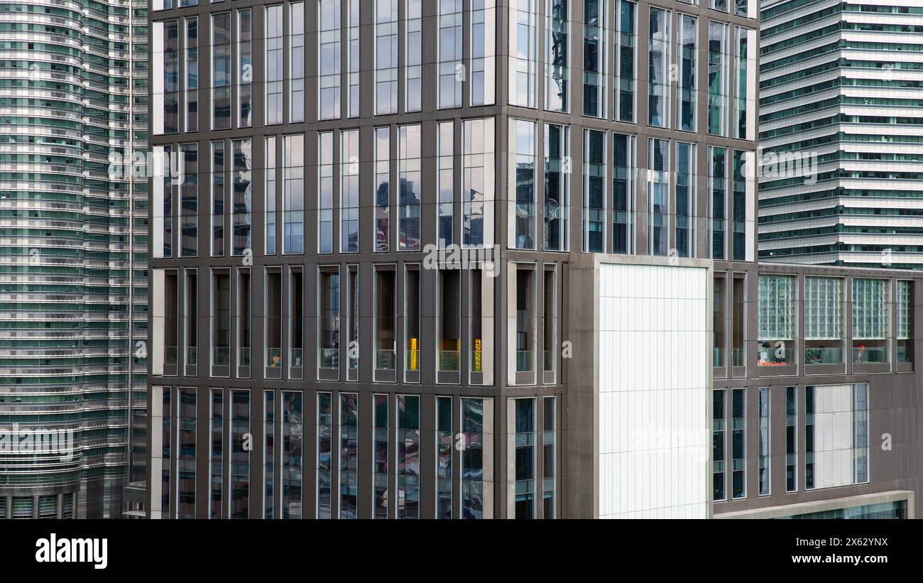 Détails d'architecture moderne abstraits, façade urbaine avec des reflets flous dans le verre brillant Banque D'Images