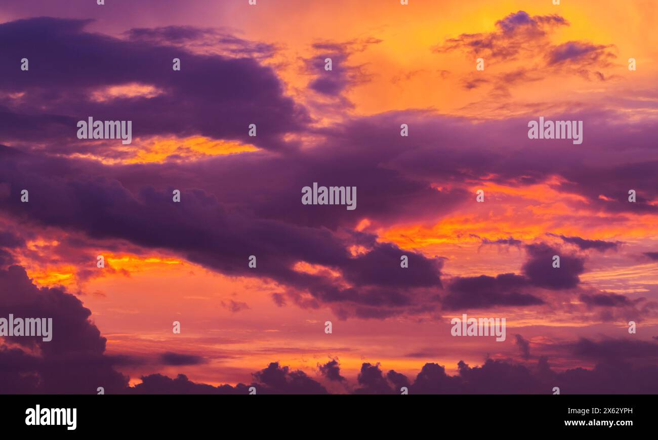 Ciel de coucher de soleil dramatique avec des nuages violets profonds, photo de fond naturel Banque D'Images