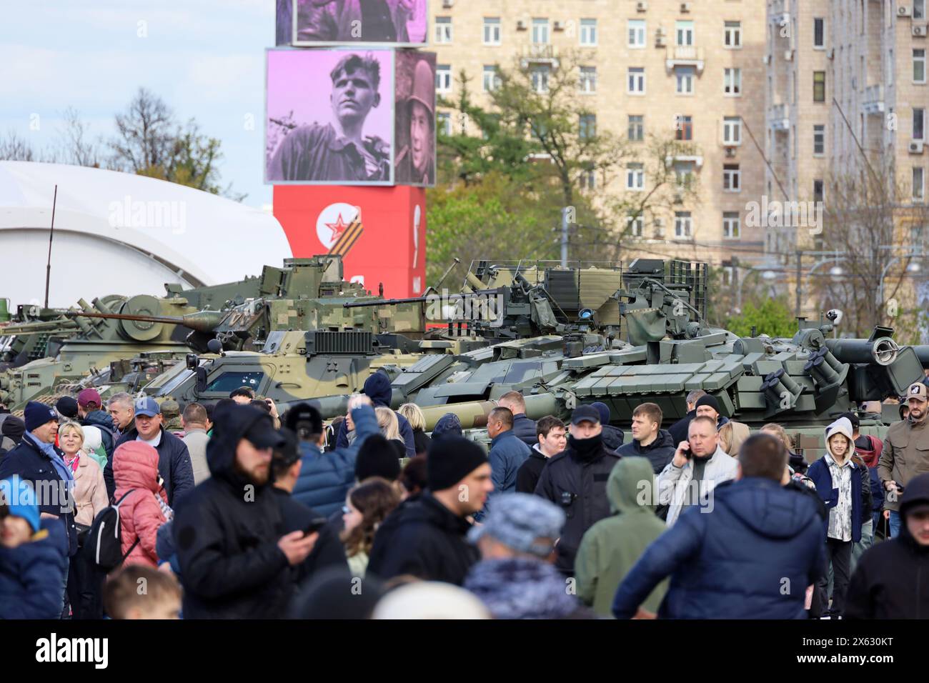 Foule de personnes sur l'exposition des trophées militaires de l'armée russe sur la colline de Poklonnaya Banque D'Images