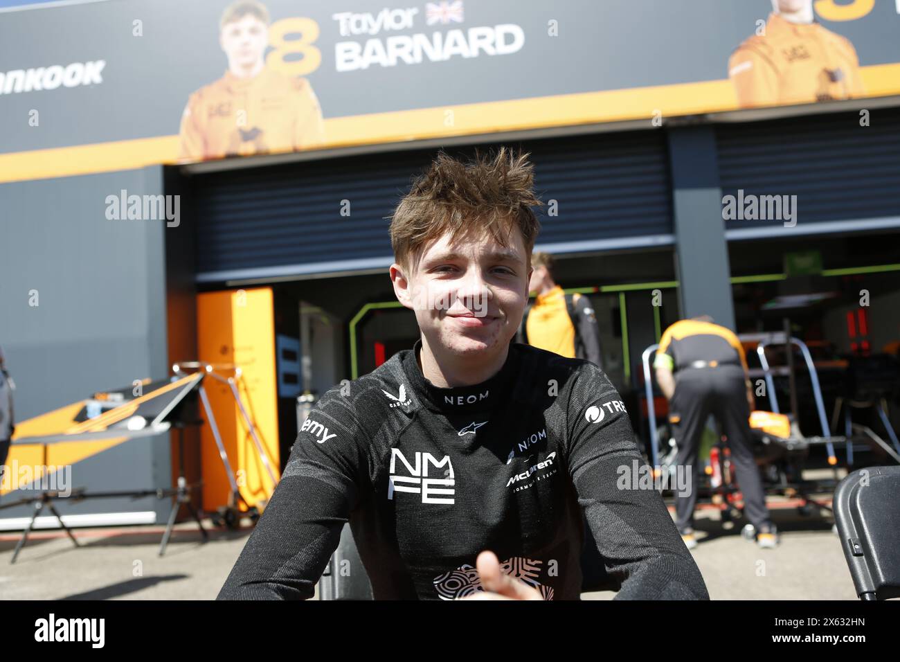Allemagne, Berlin, le 12 mai 2024.Taylor Barnard sur la voie de Pit avant la course de la 10e manche du Championnat ABB FIA de formule E 2023/24. Le Berlin E-Prix 2024 sera à Berlin les 11 et 12 mai 2024 avec une double course pour la dixième fois. La série de courses électriques 2023/2024 aura lieu à l'ancien aéroport de Tempelhof. Crédit : Sven Struck/Alamy Live News Banque D'Images