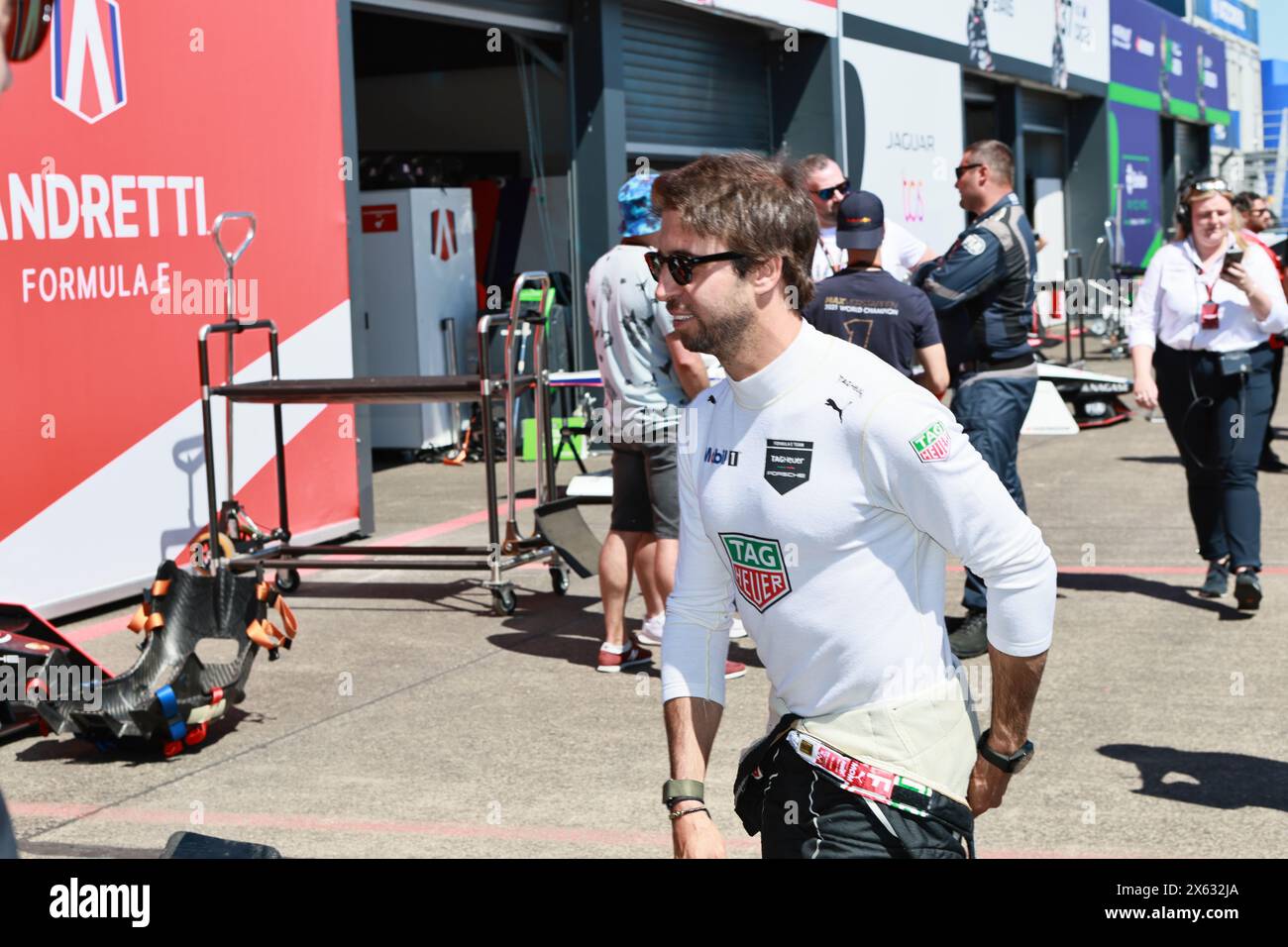 Allemagne, Berlin, le 12 mai 2024.António Félix da Costa au Pit Lane avant la course de la 10e manche du Championnat ABB FIA de formule E 2023/24. Le Berlin E-Prix 2024 sera à Berlin les 11 et 12 mai 2024 avec une double course pour la dixième fois. La série de courses électriques 2023/2024 aura lieu à l'ancien aéroport de Tempelhof. Crédit : Sven Struck/Alamy Live News Banque D'Images
