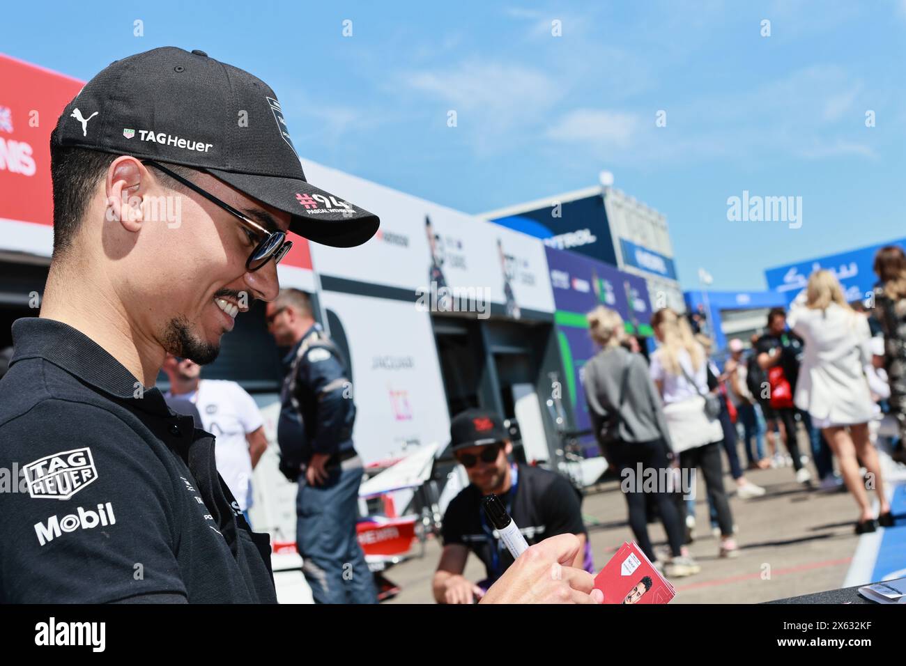 Allemagne, Berlin, le 12 mai 2024.Pascal Wehrlein sur la voie de Pit avant la course de la 10e manche du Championnat ABB FIA de formule E 2023/24. Le Berlin E-Prix 2024 sera à Berlin les 11 et 12 mai 2024 avec une double course pour la dixième fois. La série de courses électriques 2023/2024 aura lieu à l'ancien aéroport de Tempelhof. Crédit : Sven Struck/Alamy Live News Banque D'Images