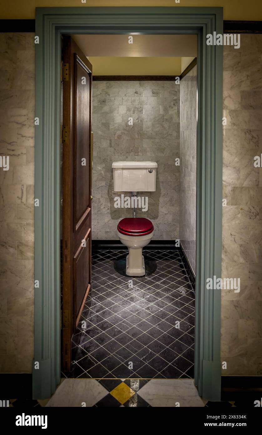 Cubique avec WC à réservoir mural blanc. Banque D'Images