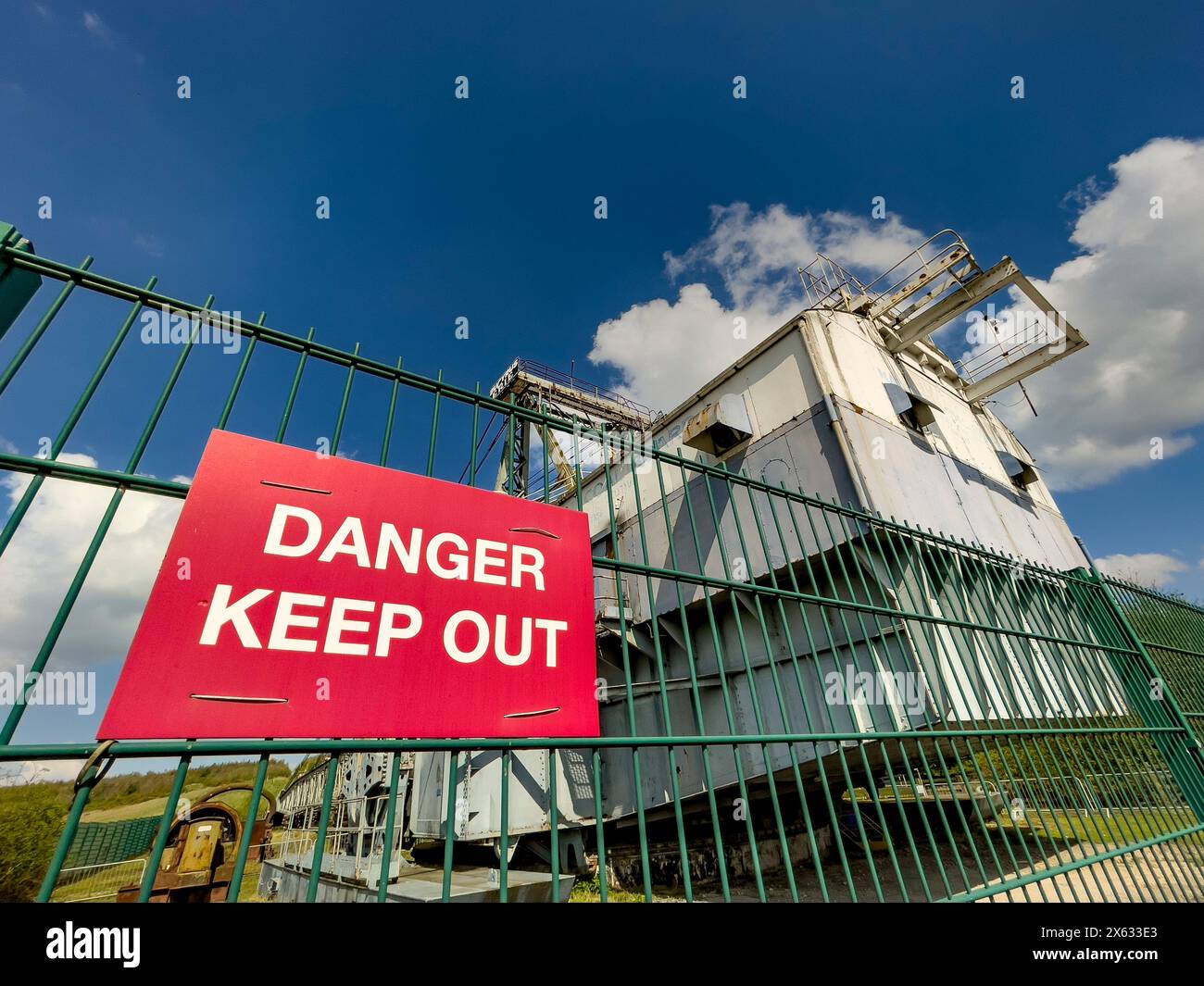Danger Gardez le panneau sur les garde-corps autour d'une pelle à dragline, surnommée Oddball dans la réserve naturelle de St Aidan dans le West Yorkshire. Banque D'Images