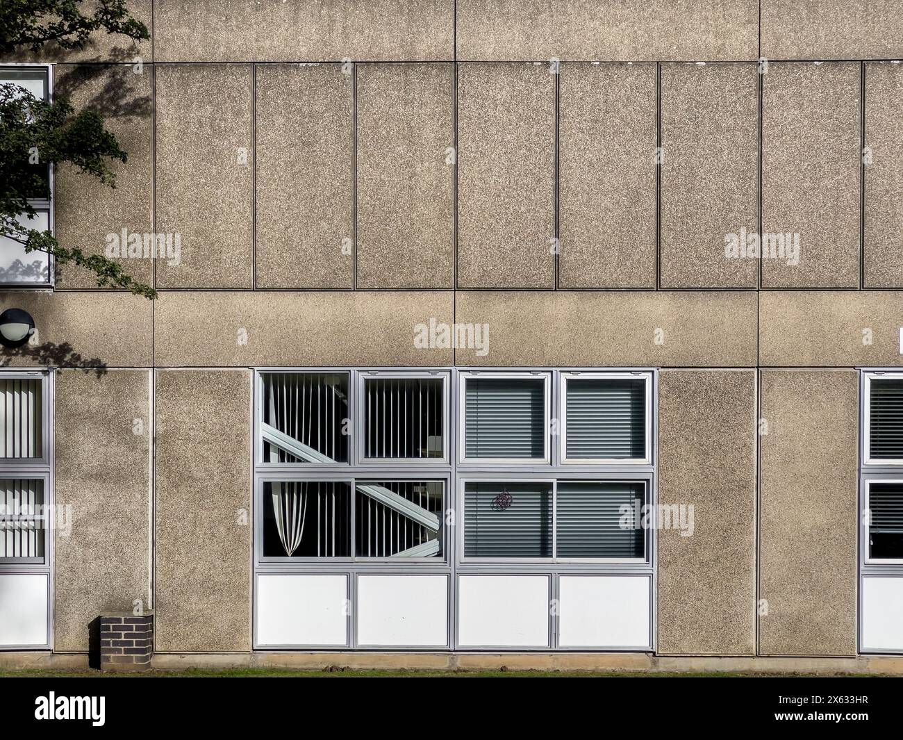 Motif linéaire sur l'extérieur brutaliste d'un des bâtiments de chimie de l'Université de York. Banque D'Images
