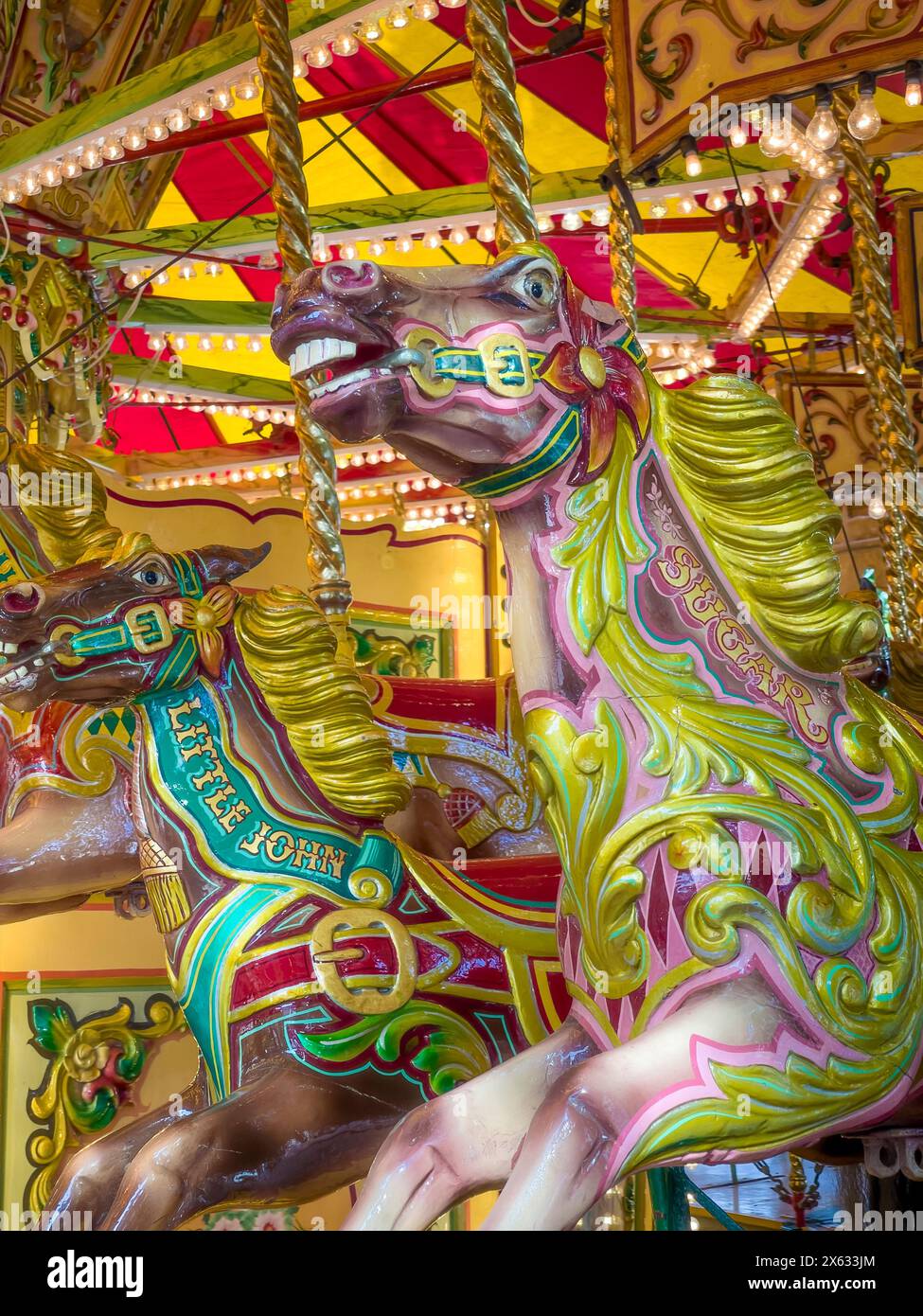 Gros plan de chevaux de carrousel colorés. Banque D'Images