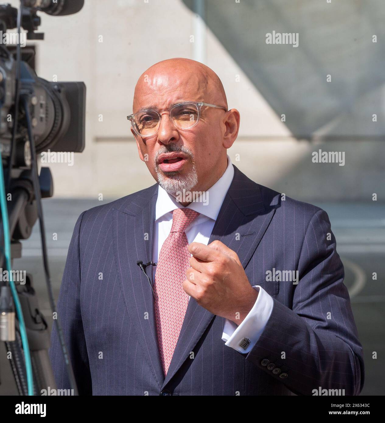 Londres, Royaume-Uni. 12 mai 2024.L'ancien chancelier Nadhim Zahawi est vu devant la BBC alors qu'il apparaît dimanche avec Laura Kuenssberg. Crédit : Tayfun Salci / Alamy Live News Banque D'Images