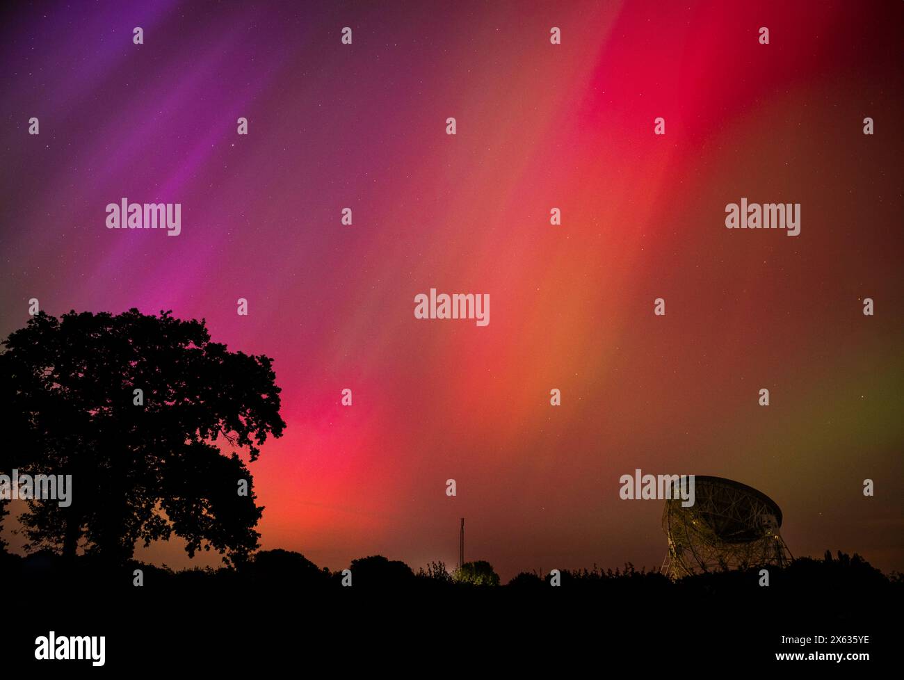 Aurora Borealis au-dessus du télescope Jodrell Bank dans le Cheshire, Angleterre, Royaume-Uni Banque D'Images