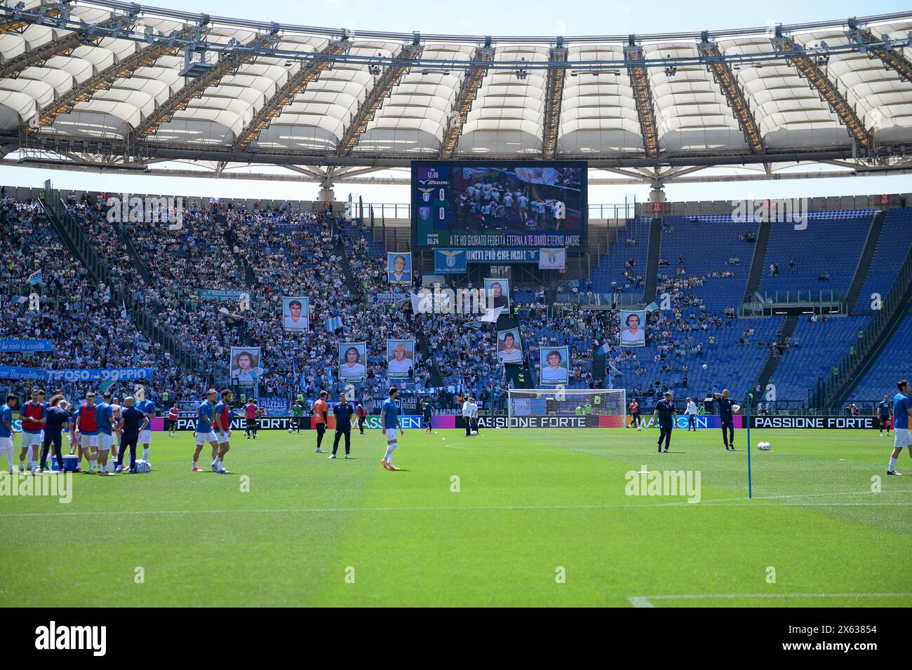 Roma, Italie. 12 mai 2024. Stadio Olimpico, Roma, Italie - les fans du Lazio exposent des photographies des champions italiens en 1974 lors du match de Serie A Football, Lazio vs Empoli, le 12 mai 2024 (photo de Roberto Ramaccia/Sipa USA) crédit : Sipa USA/Alamy Live News Banque D'Images