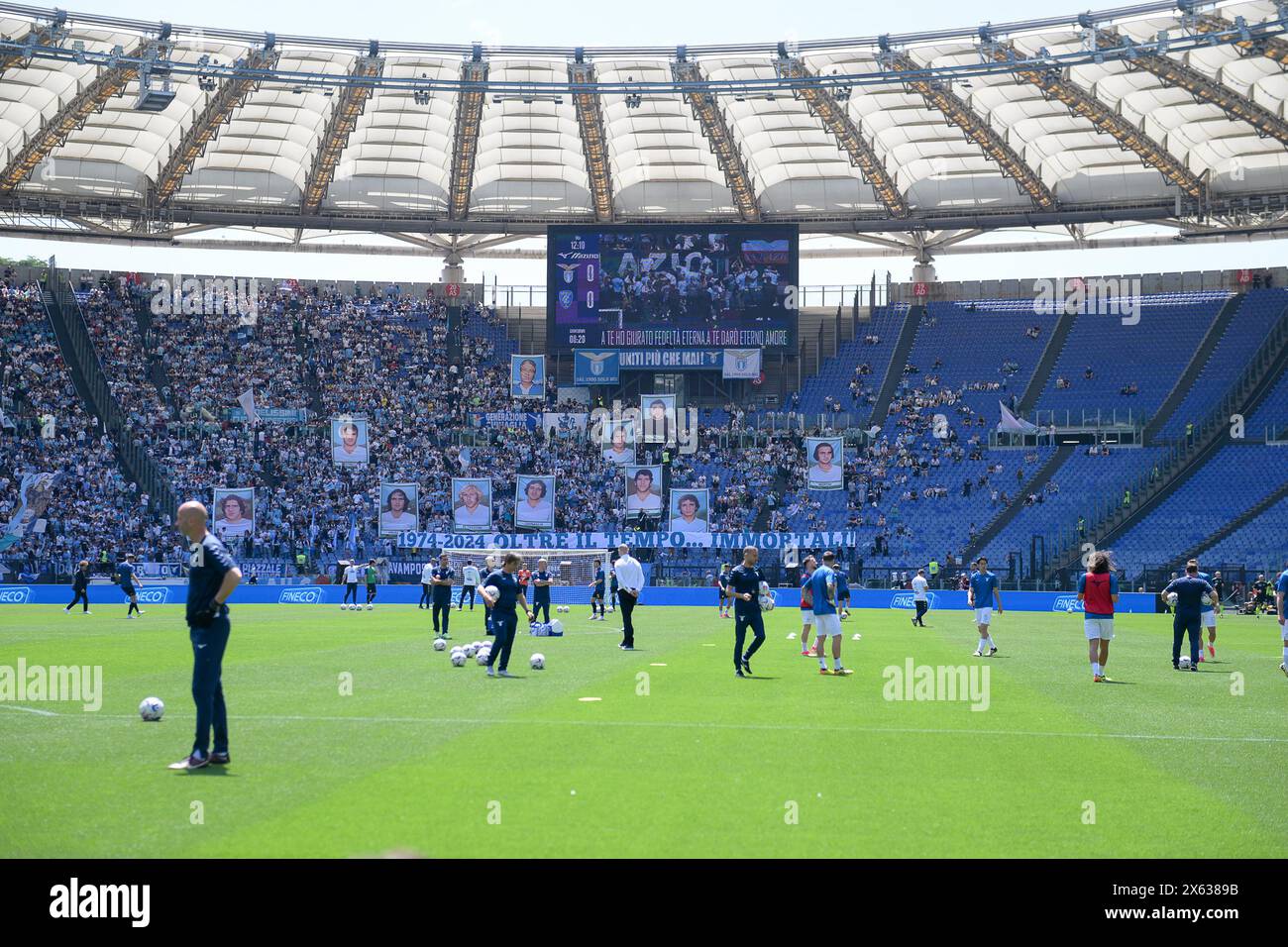Roma, Italie. 12 mai 2024. Stadio Olimpico, Roma, Italie - les fans du Lazio exposent des photographies des champions italiens en 1974 lors du match de Serie A Football, Lazio vs Empoli, le 12 mai 2024 (photo de Roberto Ramaccia/Sipa USA) crédit : Sipa USA/Alamy Live News Banque D'Images