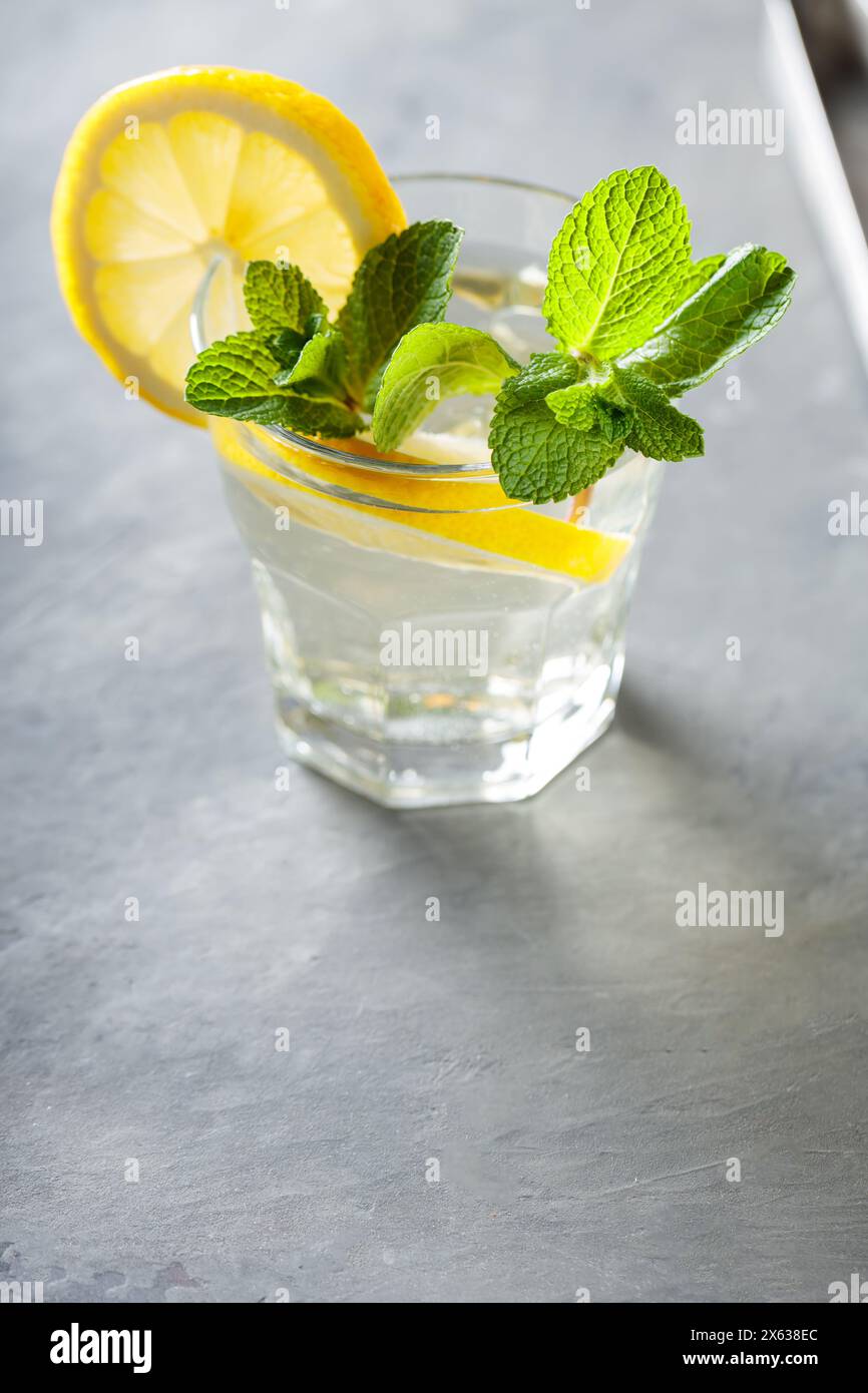 Limonade maison avec des ingrédients naturels pour l'été, Copy Space Banque D'Images