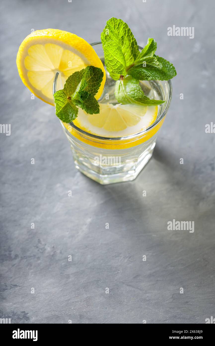Limonade maison avec des ingrédients naturels pour l'été, Copy Space Banque D'Images