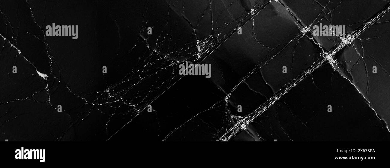 Fond noir de texture de vieux papier. Affiche abstraite rayée pliée et froissée. Vue panoramique monochrome. Photo macro de défauts de carton foncé Banque D'Images
