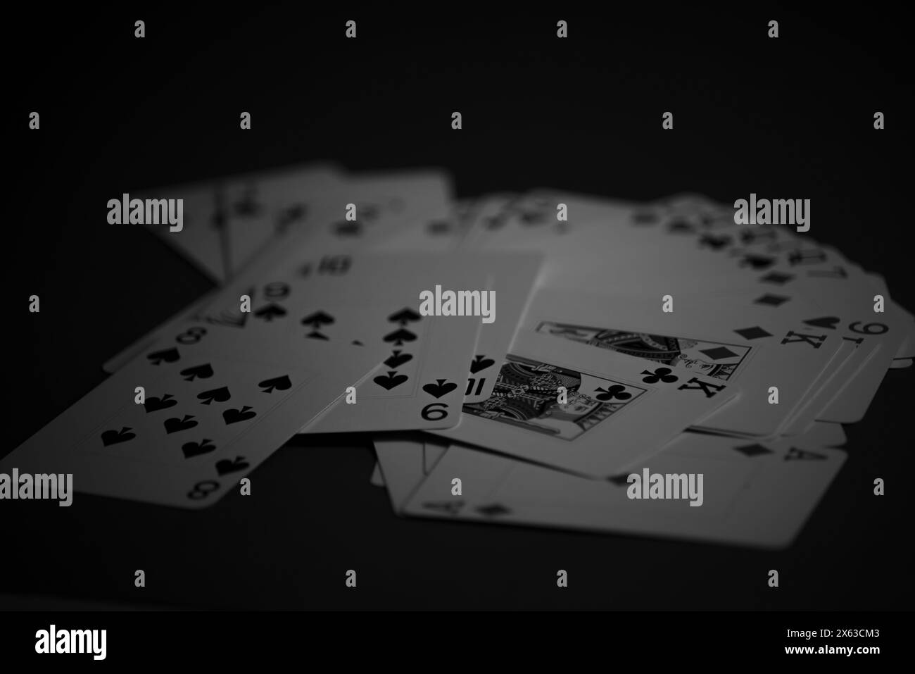 Portrait en noir et blanc d'un jeu de cartes sur une table. Jeux d'argent. Banque D'Images