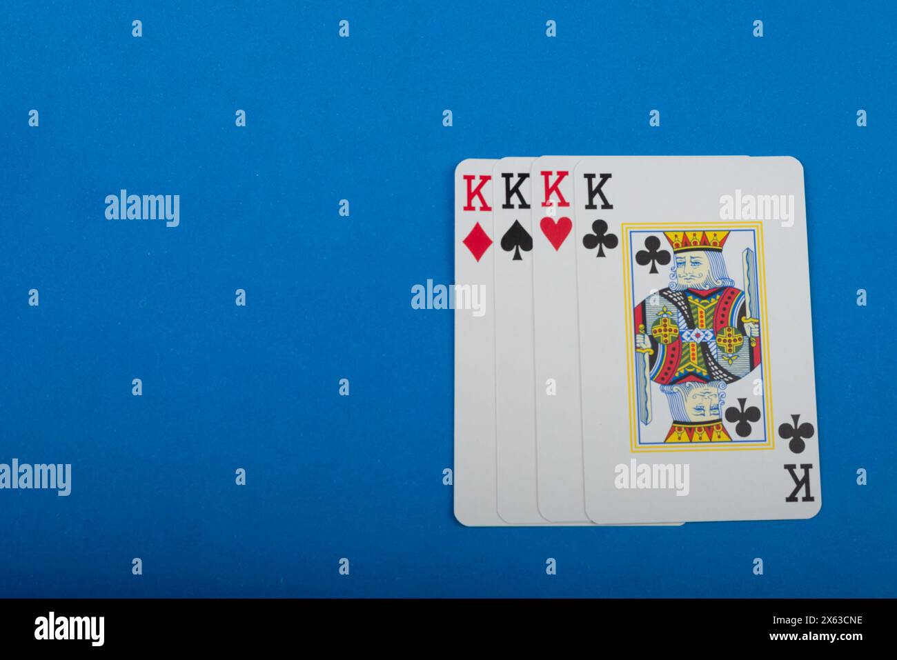 Carte à jouer pour le poker et le jeu, quatre rois. Isolé sur fond bleu. Banque D'Images